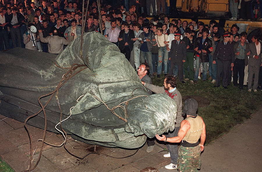 Fall des Dserschinskij-Denkmals am 22. August 1991 auf dem moskauer Lubjanka-Platz
