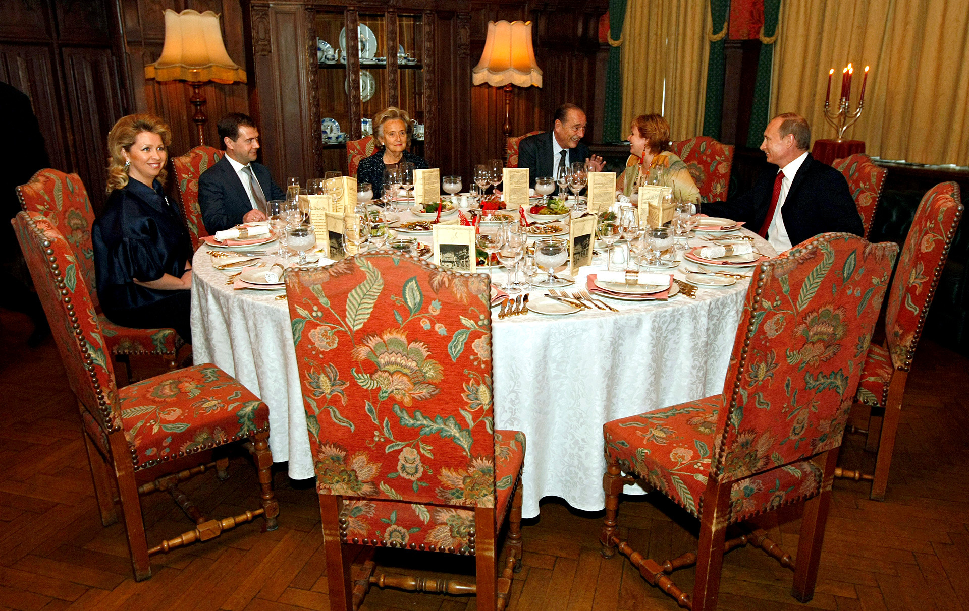 Der russische Regierungschef Wladimir Putin mit seiner Frau Ljudmila, Frankreichs Ex-Präsident Jacques Chirac und seine Frau Bernadette, russischer Präsident  Dmitri Medwedjew mit seiner Frau Swetlana im Moskauer Restaurant 
