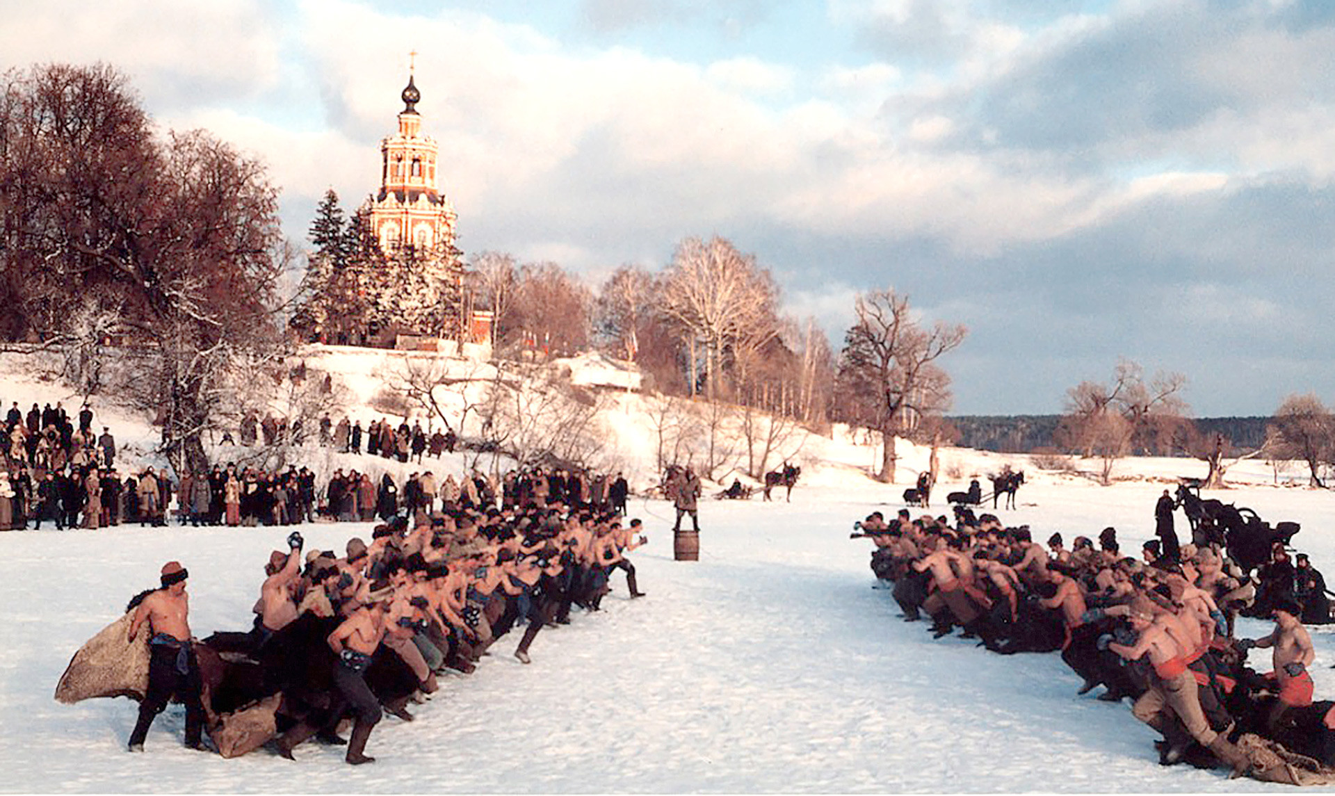 Руска борба со тупаници - сцена од филмот „Сибирскиот бербер“ од Н. Михалков.