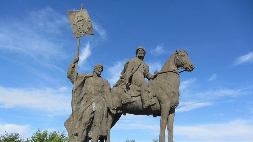Spomenik ustanovitelja mesta, bojarja Bogdana Hitrova