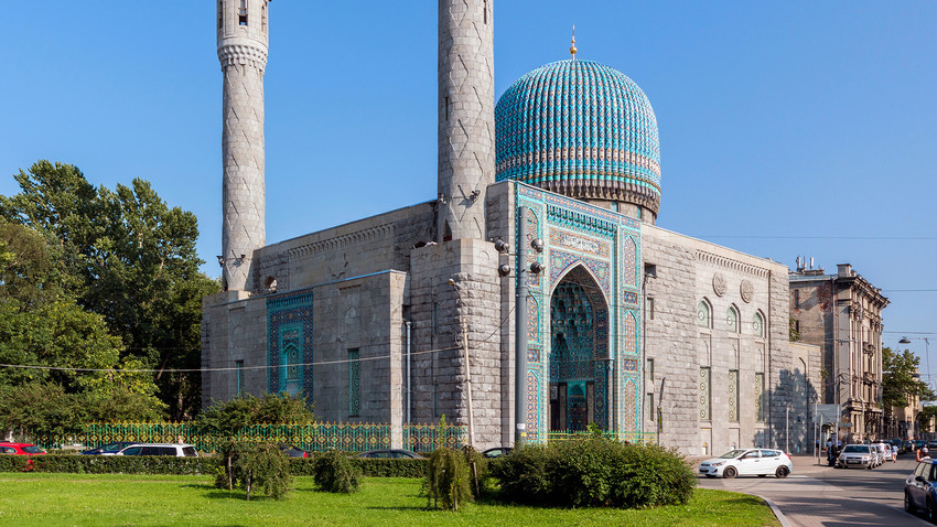 Masjid Biru mulai dibangun pada 1910 ketika umat Islam di Rusia saat itu hanya berjumlah sekitar delapan ribu orang.