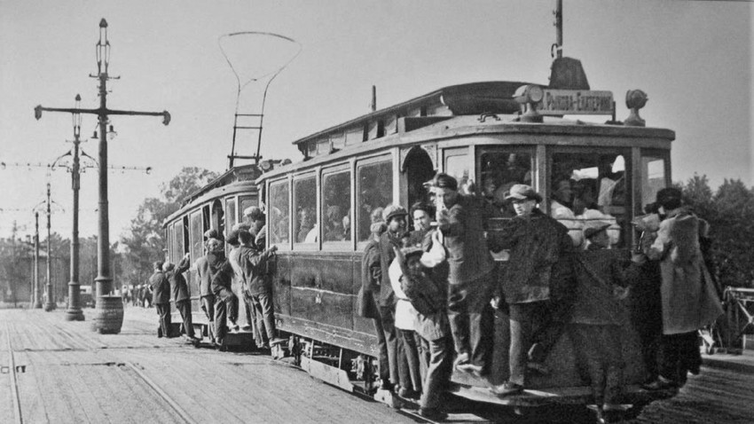 Преполнет трамвај во Петербург, 1933
