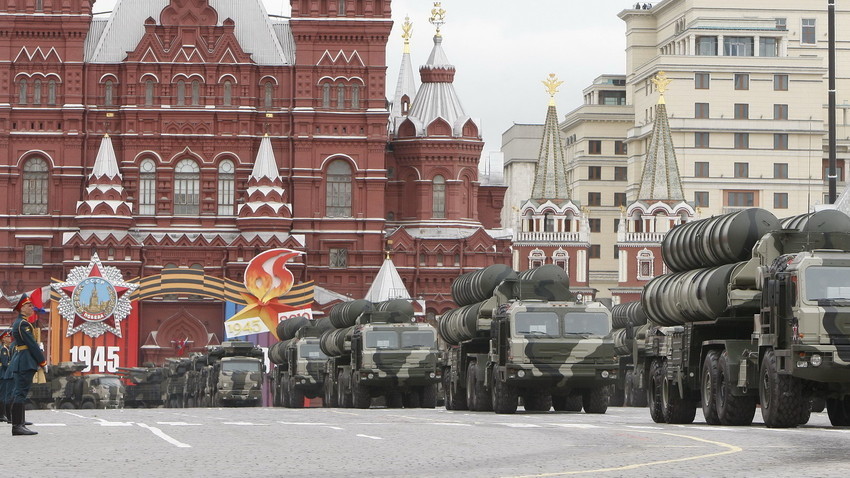 Vojna vozila sa sustavom protuzračne obrane S-400 prolaze Crvenim trgom tijekom probe Parade Pobjede, 6. svibnja 2010.