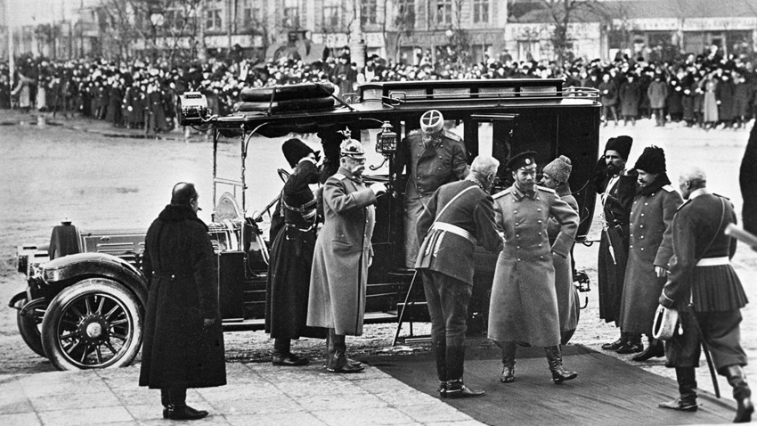 Nikolai II. im Jahr 1913 bei seiner Ankunft zum Festakt anlässlich des 300. Jahrestages der Thronbesteigung der Romanow-Dynastie in Sankt Petersburg. Aufnahme des deutschstämmigen Fotografen Karl Bulla...