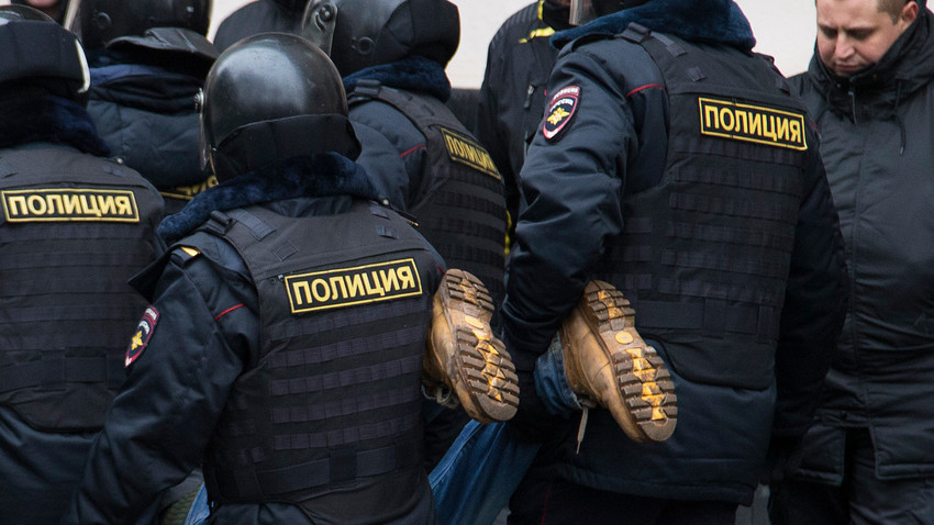 Policiais russos em ação.