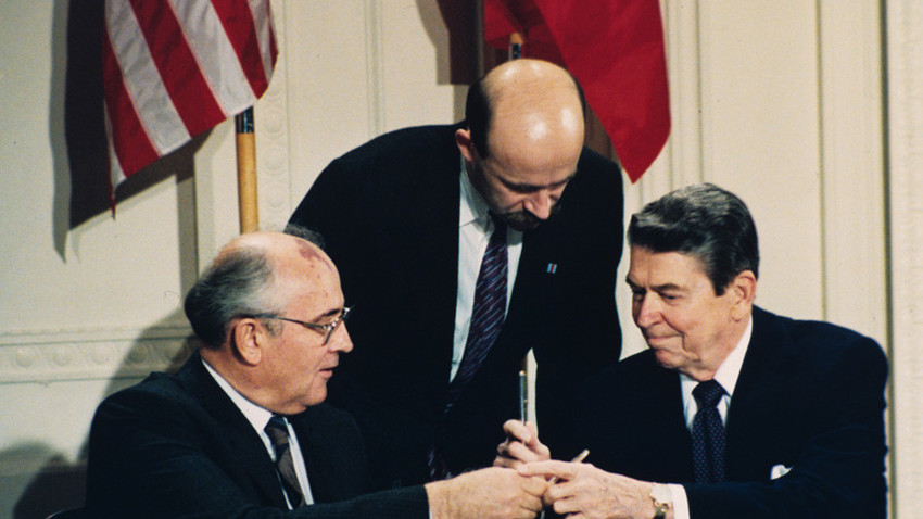 Ameriški predsednik Ronald Reagan (D) in sovjetski voditelj Mihail Gorbačov si izmenjujeta pisali med slavnostnim podpisom jedrskega sporazuma v Beli hiši, 8. december 1987.
