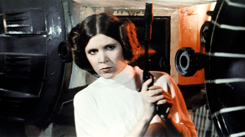 Aktris Amerika Carrie Fisher berperan sebagai Putri Leia dalam film Star Wars Episode IV: A New Hope yang ditulis, disutradarai, dan diproduksi oleh George Lucas. 