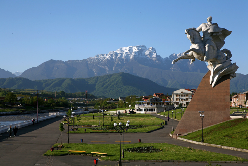 Vladikavkaz, Severna Osetija - Alanija. Spomenik sovjetskemu heroju Isi Plijevu na bregu reke Terek. 