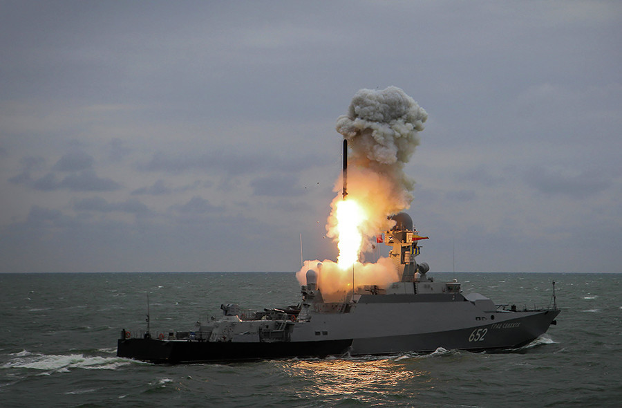 Малиот ракетен брод „Град Свијажск” истрелува ракета „Калибар” на завршната воена вежба на бродските единици на Касписка флотила.
