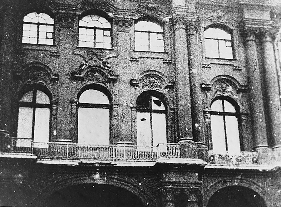 Istana Musim Dingin di Petrograd yang mengalami kerusakan akibat tembakan dari arah Benteng Pyotr dan Pavel.