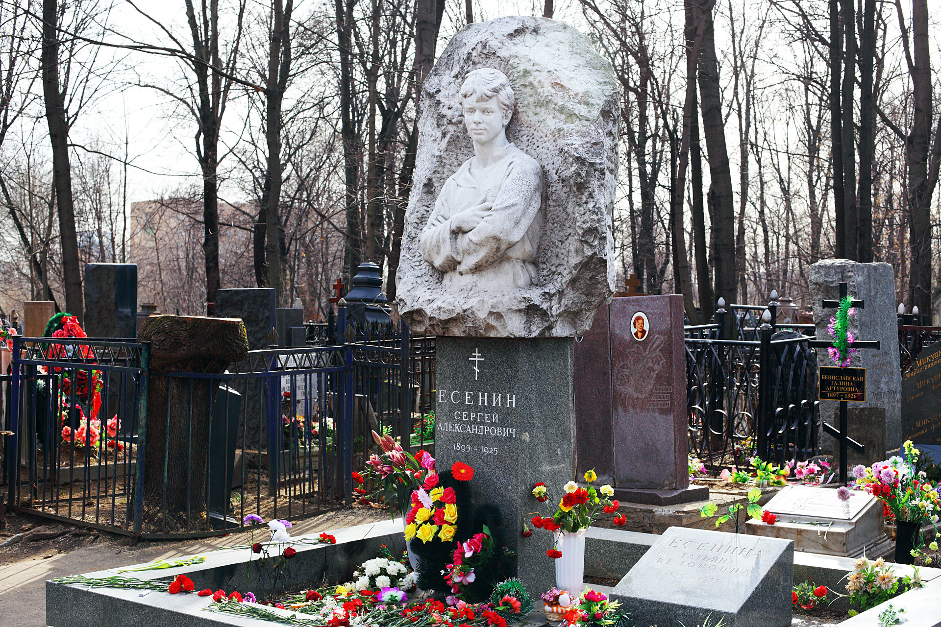 Sergey Yesenin's tombstone at Vagankovskoye cemetery, Moscow, Russia. Black cross with a green-and-purple wreath on the left side is on Galina Benislavskaya's grave.