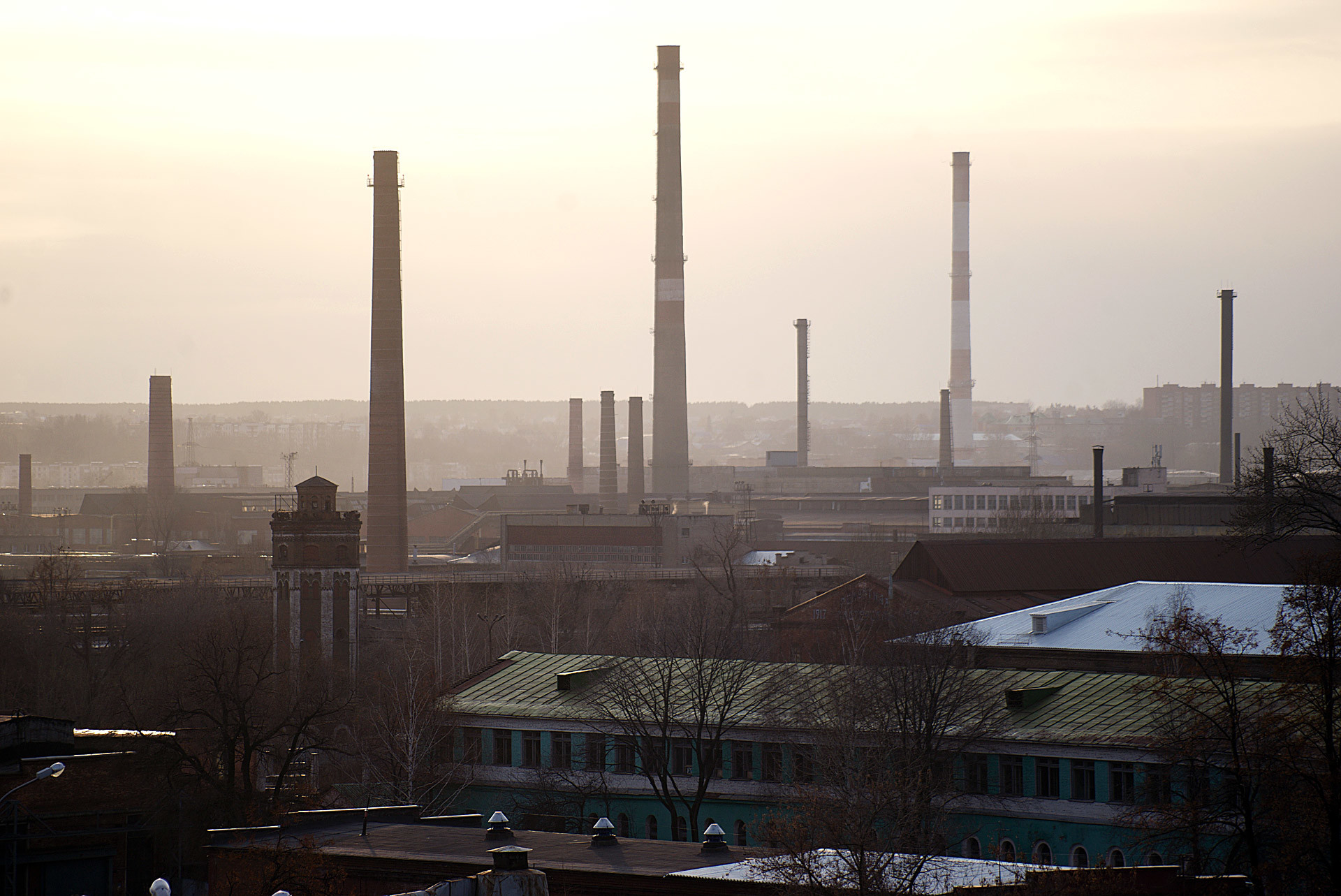 “Progressive” district of Izhevsk looks like it can fit in your palm: Pipes, concrete, Factory smoke, a colorless sky.