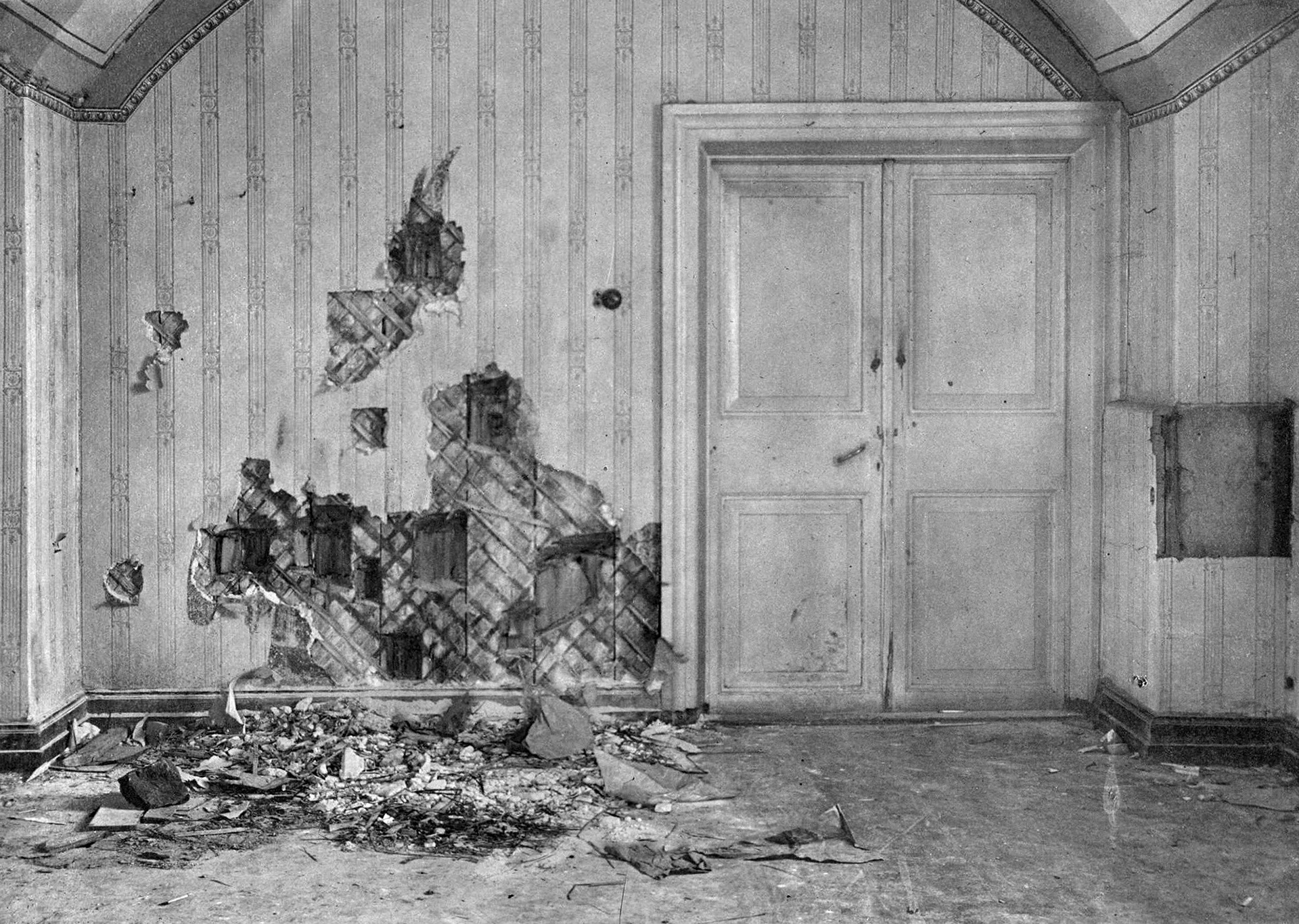 ニコライ2世一家が銃殺されたイパチエフ館。壁は探索者により銃弾などの証拠の探索で引き剥がされていた。