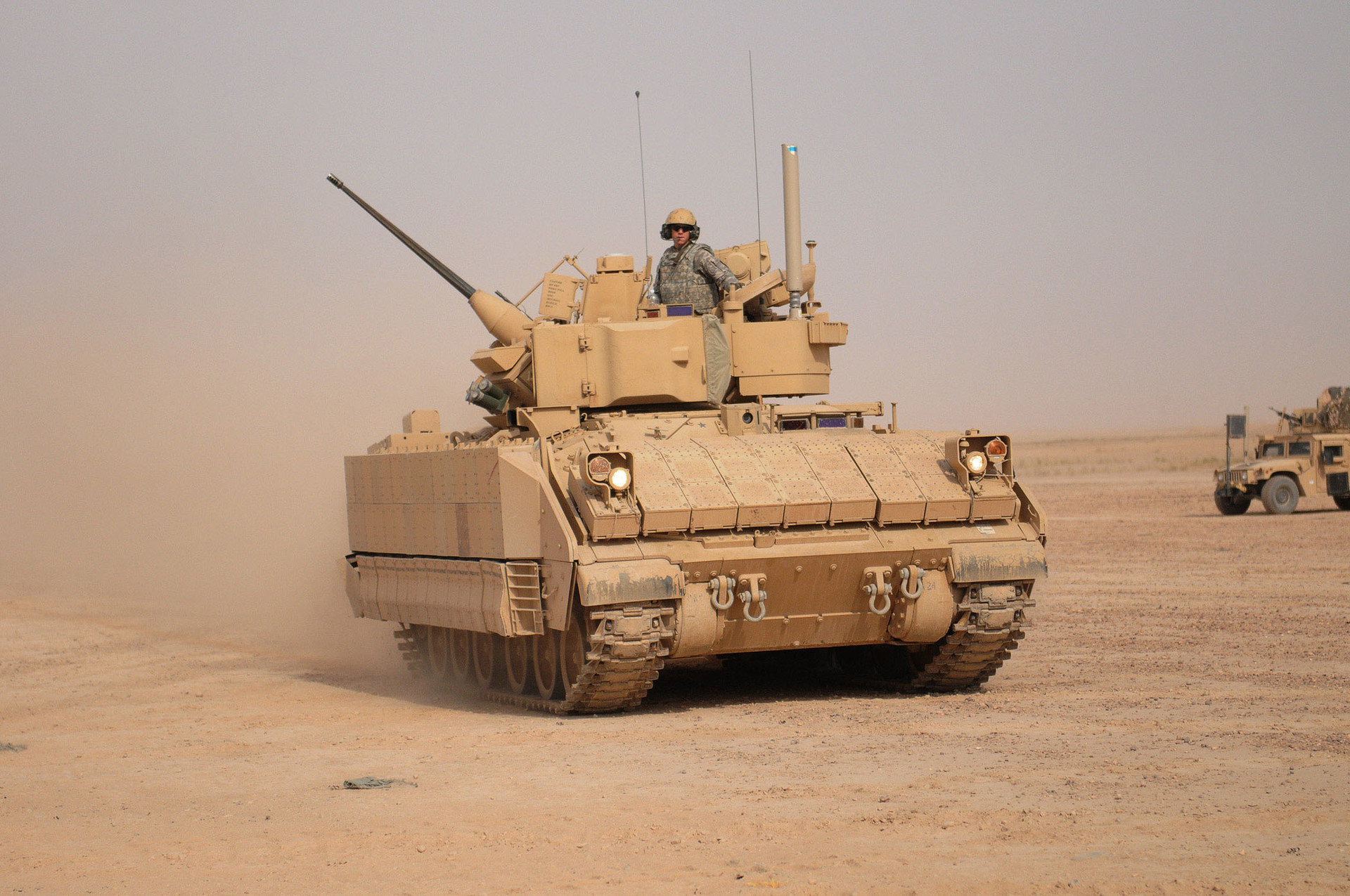 M2A3 Bradley opremljen dinamičkom oklopnom zaštitom