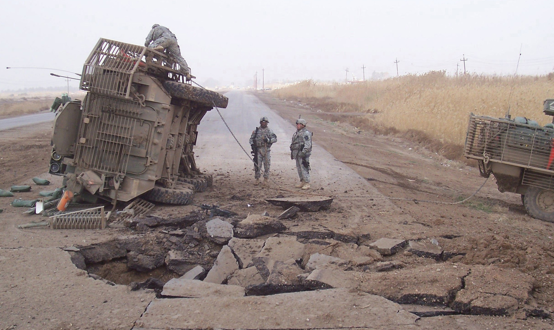 Prevrnjeni Stryker je zapeljal na improvizirano eksplozivno sredstvo, Irak 2007