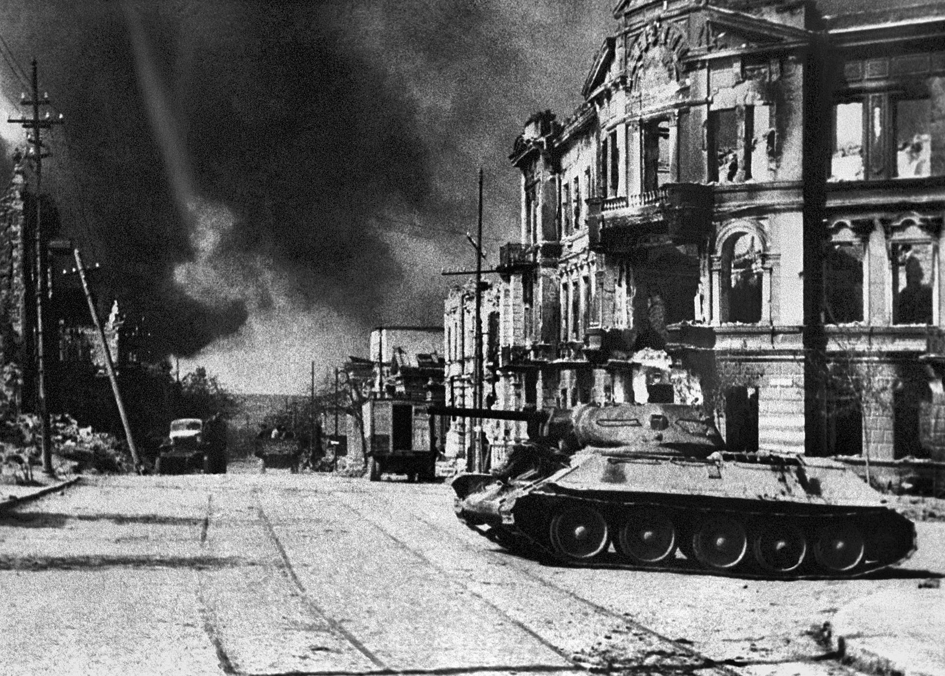 Тенк Т-34 – Севастопољ. СССР. Лењинова улица на Дан ослобођења.