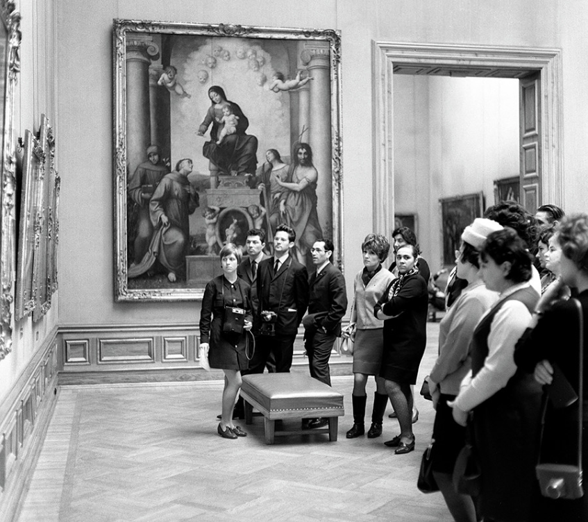 Sovjetski obiskovalci v umetniški galeriji v Dresdnu.

