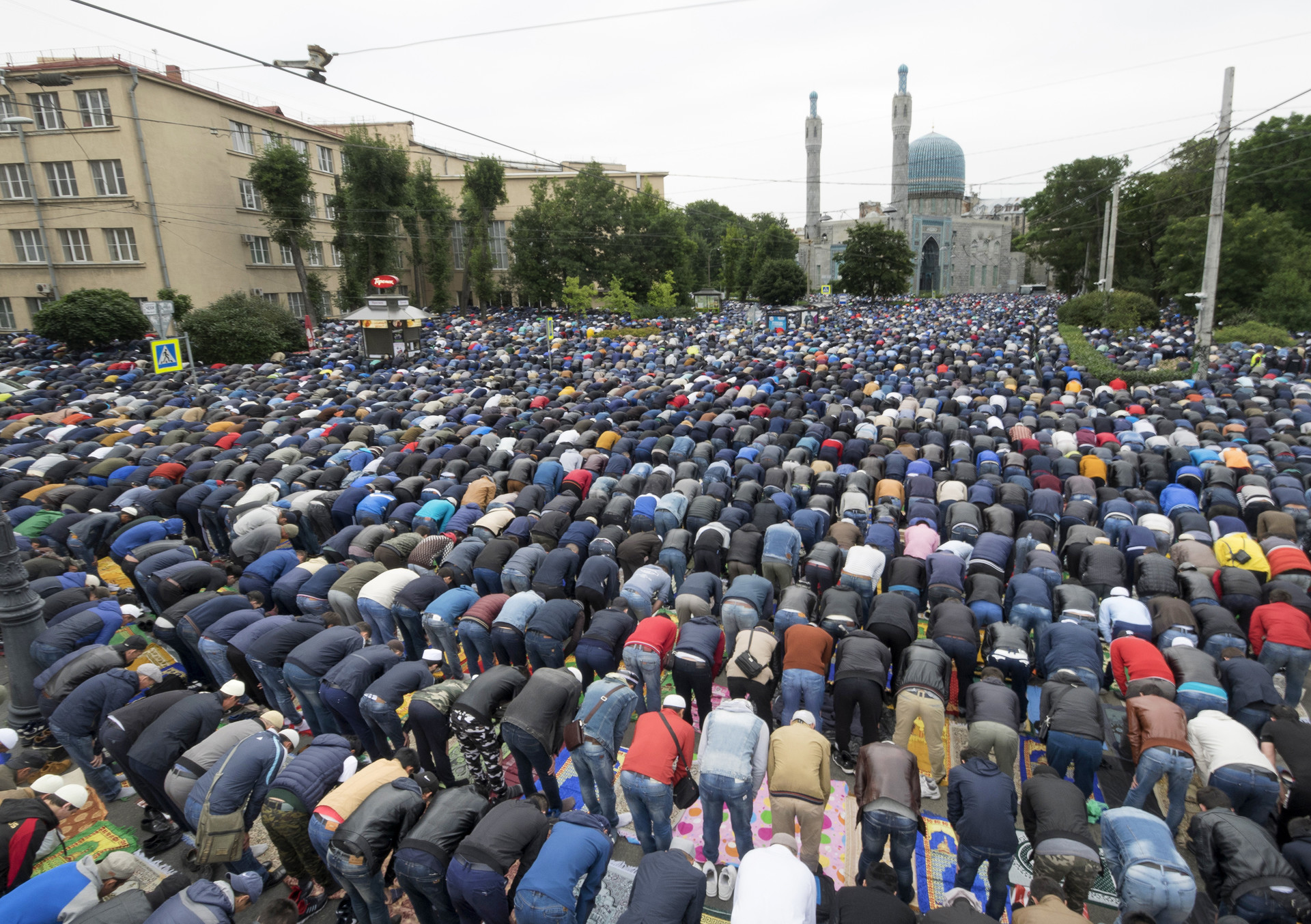 Umat Islam Rusia melaksanakan ibadah salat Id pada Hari Raya Idul Adha di sekitar Masjid Sankt Peterburg, 1 September 2017.