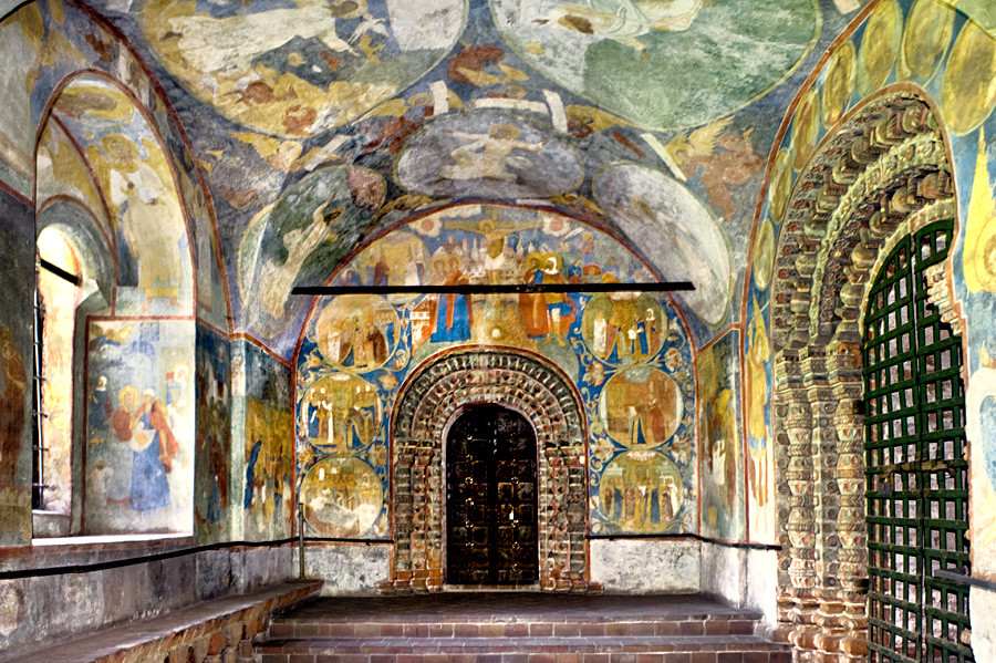 Church of Decapitation of John the Baptist. North gallery, view east. Above chapel portal: Crucifixion. Ceiling vaults: frescoes of Six Days of Creation. Right: north portal to main sanctuary. Aug. 15, 2017.