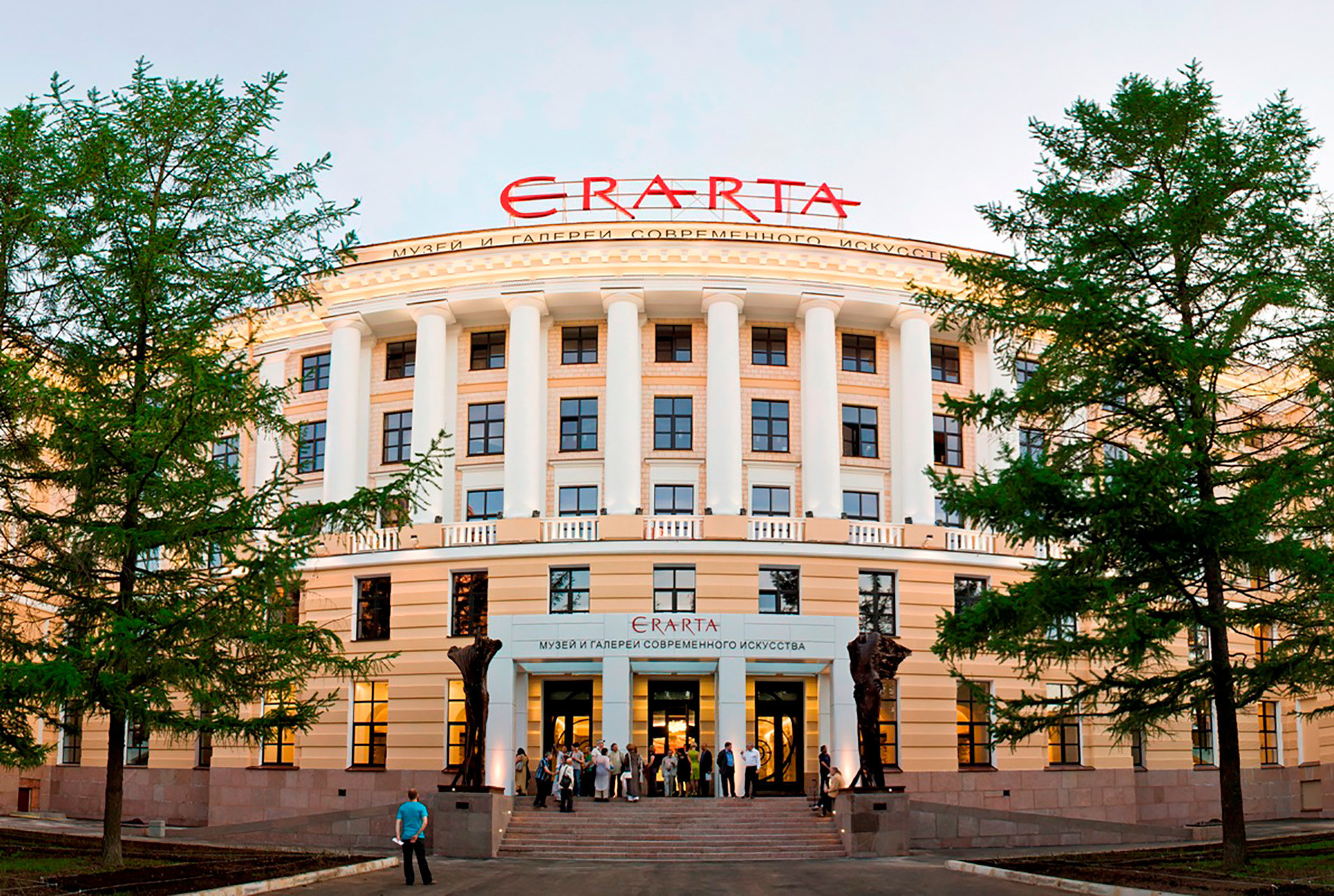 Fachada do Museu Erarta. 
Este museu privado de São Petersburgo funciona como espaço de exibições e de performances de teatro e música. 