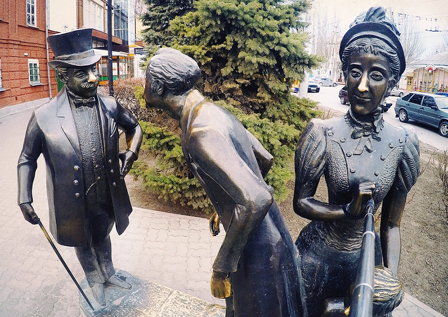 “El gordo y el flaco”, escultura de D. Begálov en Taganrog.