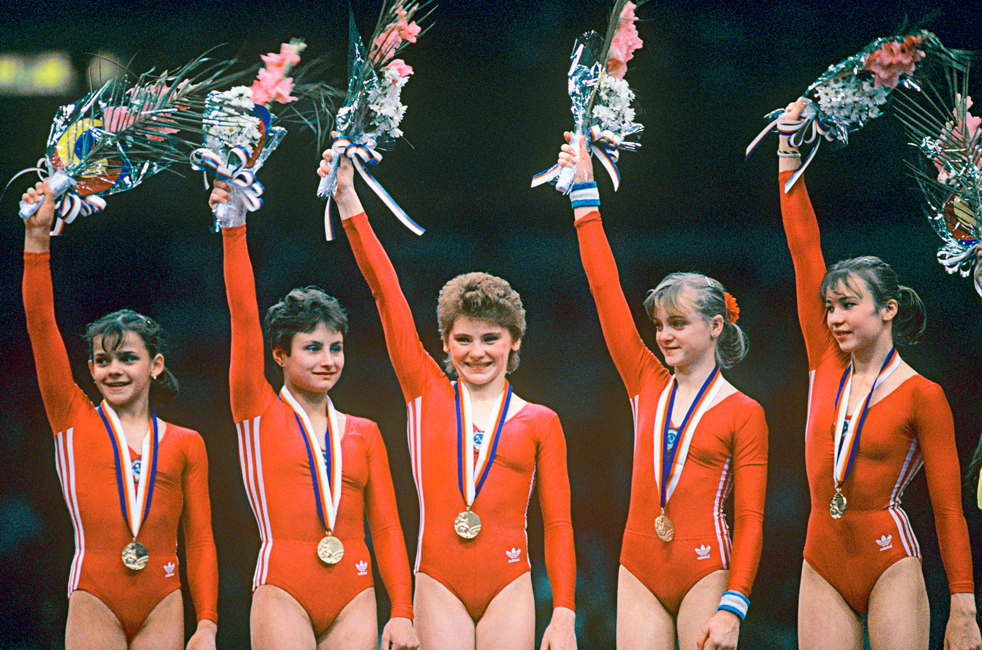 Ginastas soviéticos recebendo medalhas de ouro nos Jogos Olímpicos de Verão de 1988, em Seul