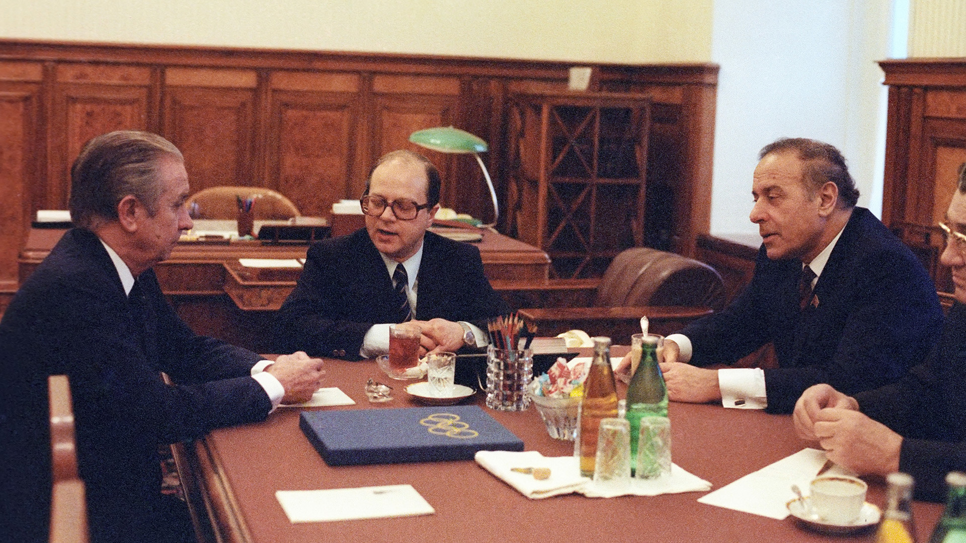Първият зам.-председател на Съвета на министрите на СССР Гейдар Алиев (вдясно) и президентът на МОК Хуан Антонио Самаранч на среща в Кремъл.