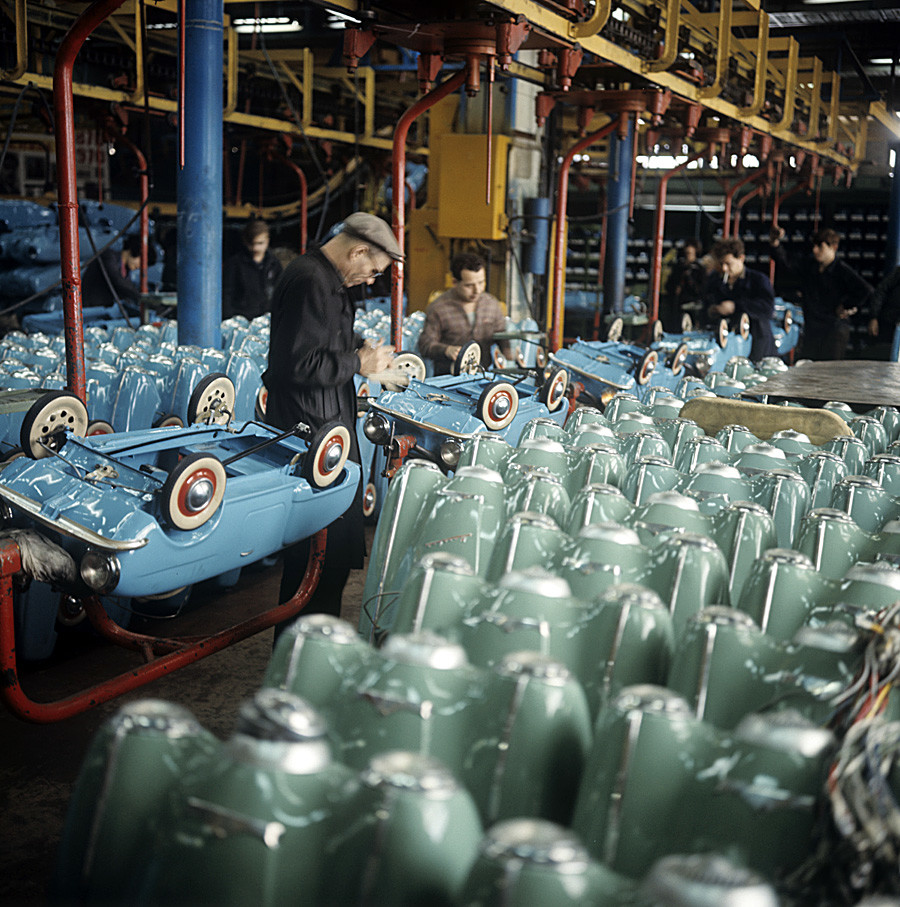 Kinderauto-Werkstatt im Moskauer Autowerk (AZLK), wo u.a. auch Moskwitsche entstanden, 1970