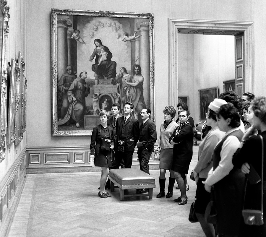 Sowjetische Touristen in der Galerie Alte Meister in Dresden