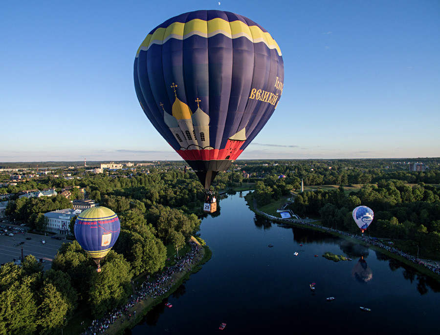 6月中旬の空を上っていく何十もの気球が忘れがたい光景を生み出す。