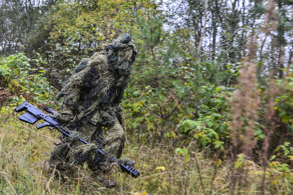 Руски снајпериста у саставу ВДВ са снајперском пушком великог калибра АСВК