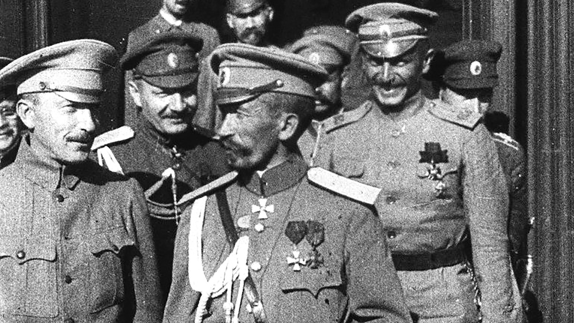 Comandante-chefe Kornilov (centro) enviou tropas a Petrogrado para desafiar Governo Provisório