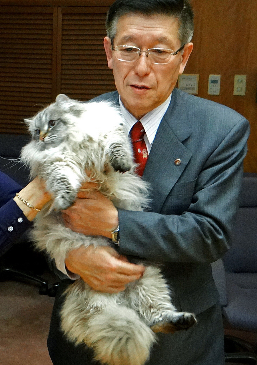 Akita Prefecture governor Norihisa Satake holding a Siberian cat named Mir sent to him as a gift from Russian president Vladimir Putin. 