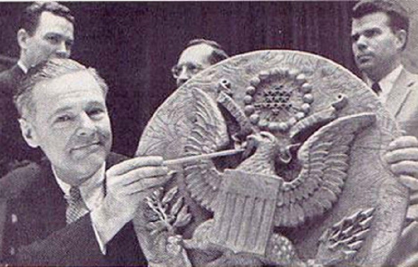 Дрвени грб САД, „поклон совјетских пионира“, седам година је без батерија шпијунирао америчког амбасадора помоћу високотехнолошког предајника.