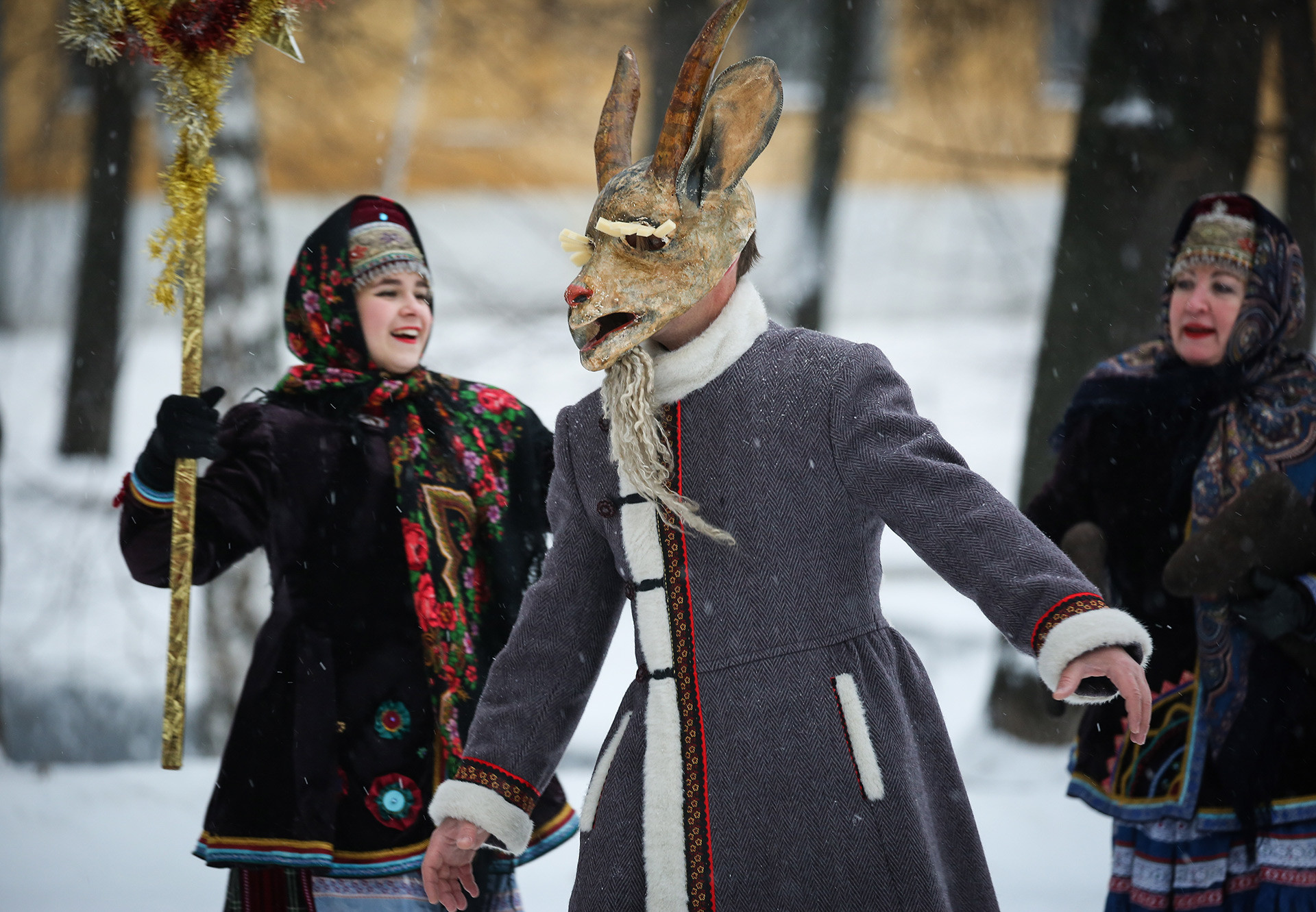 Uzorochye Theatre actors singing Christmas Carols.