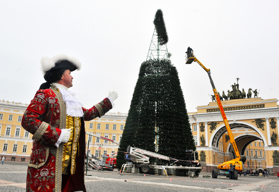 Поставување на елка на плоштадот „Дворцоваја“ во Санкт Петербург. На фотографијата: човек во историски костим од времето на Петар Велики.