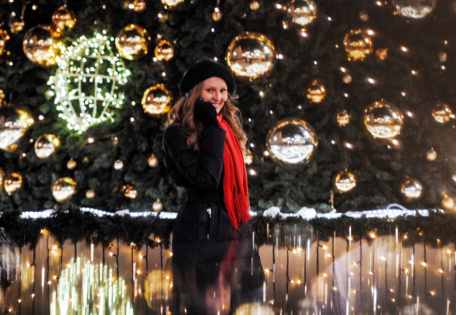 Девојка покрај новогодишната елка на Христопрудниот булевар во Москва.

 