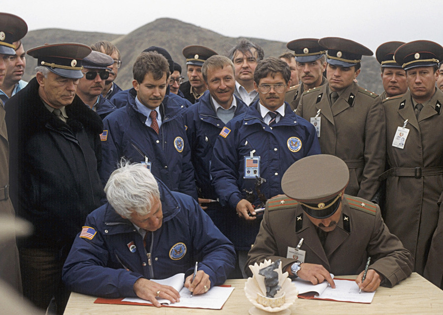 Polkovnik S. Petrenko in kapitan John C. Williams, vodja ameriške delegacije vojaških inšpektorjev, podpisujeta poročilo o uničenju zadnjih izstrelkov SS-23 Pajek v skladu s sovjetsko-ameriškim protijedrskim sporazumom.
