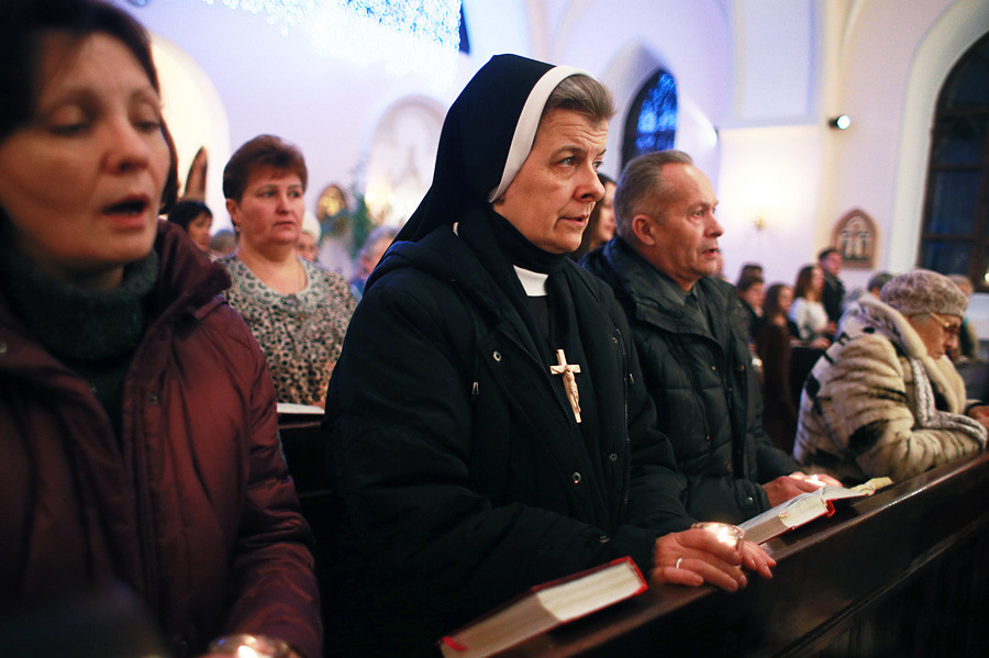 Umat Katolik mengikuti misa Malam Natal di Gereja Katolik Roma Bunda Perawan Maria yang Teberkati Rosario. 