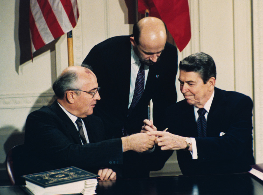 Председник САД Роналд Реган, десно, и совјетски лидер Михаил Горбачов поклањају један другоме пенкала на церемонији потписивања споразума у Белој кући у Вашингтону. 8. децембар 1987.