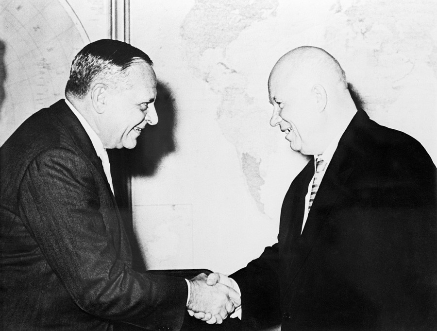 Kapitalist Armand Hammer in sovjetski voditelj Nikita Hruščov se rokujeta pred sestankom v Moskvi, 1961