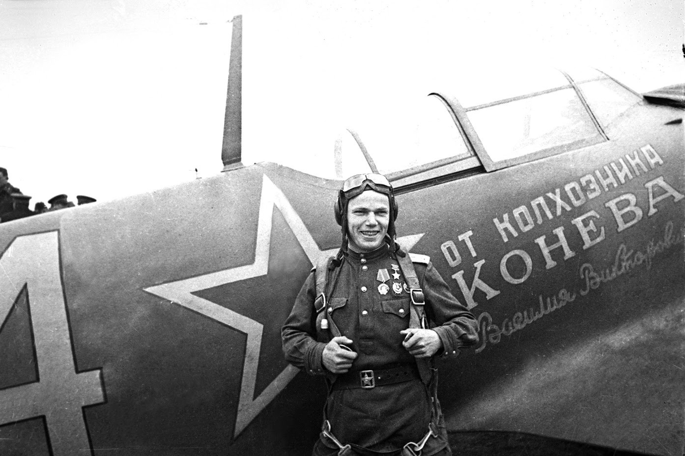 Pilot in Heroj Sovjetske zveze Ivan Kožedub pri kraju Iasi, Romunija, 1944
