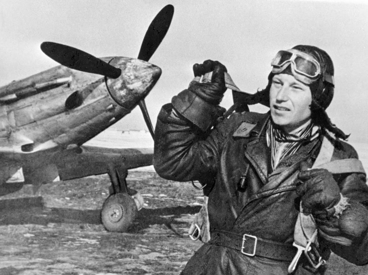 Trikratni Heroj Sovjetske zveze Aleksander Pokriškin ob svojem letalu