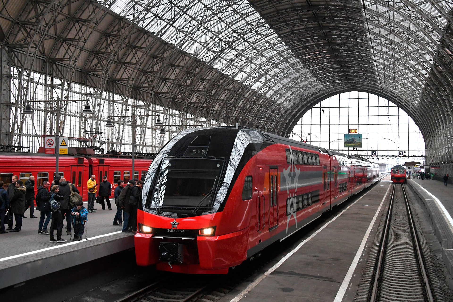 Kereta Aeroexpress dua tingkat pertama dalam seremoni peluncurannya di Stasiun Kievsky, Moskow.