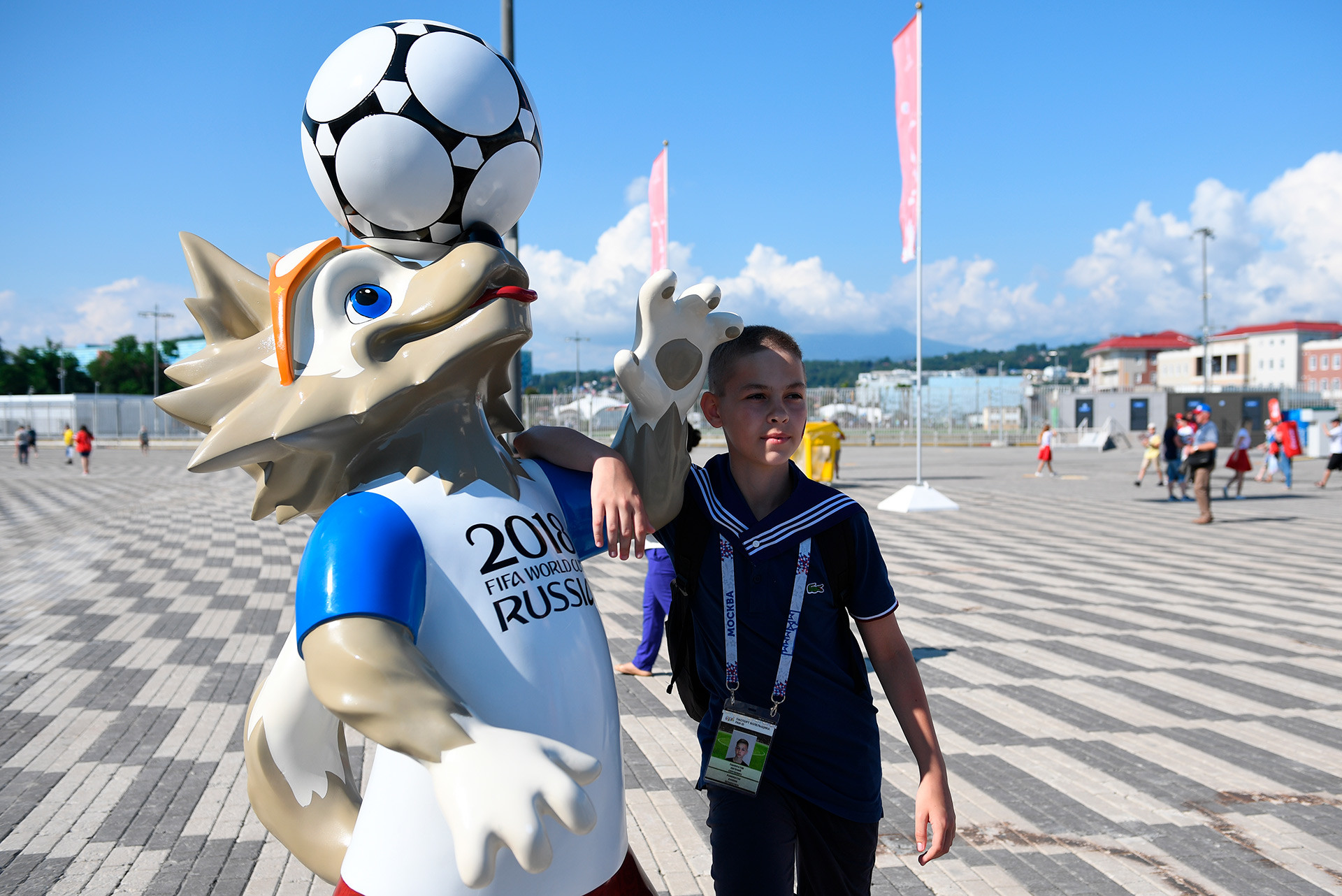 Maskot resmi Piala Dunia FIFA 2018™, Zabivaka si Serigala.