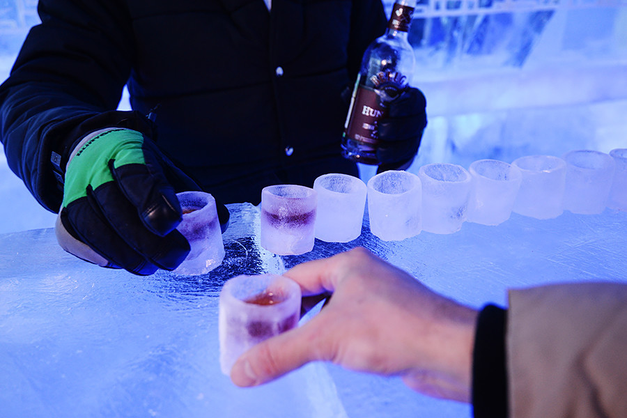 Bartender coloca bebida em copos de gelo no bar (de gelo) “Twiggy”, em Novossibírsk. 