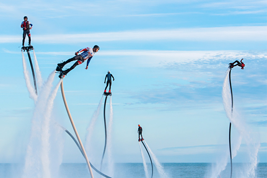 Учесници Фестивала екстремних спортова на води „Flyboard Record” на Црном мору недалеко од хотела Sport Inn у Сочију. 