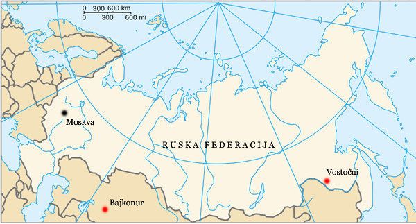 Vostočni je od Bajkonurja oddaljen več kot 4.600 km. 