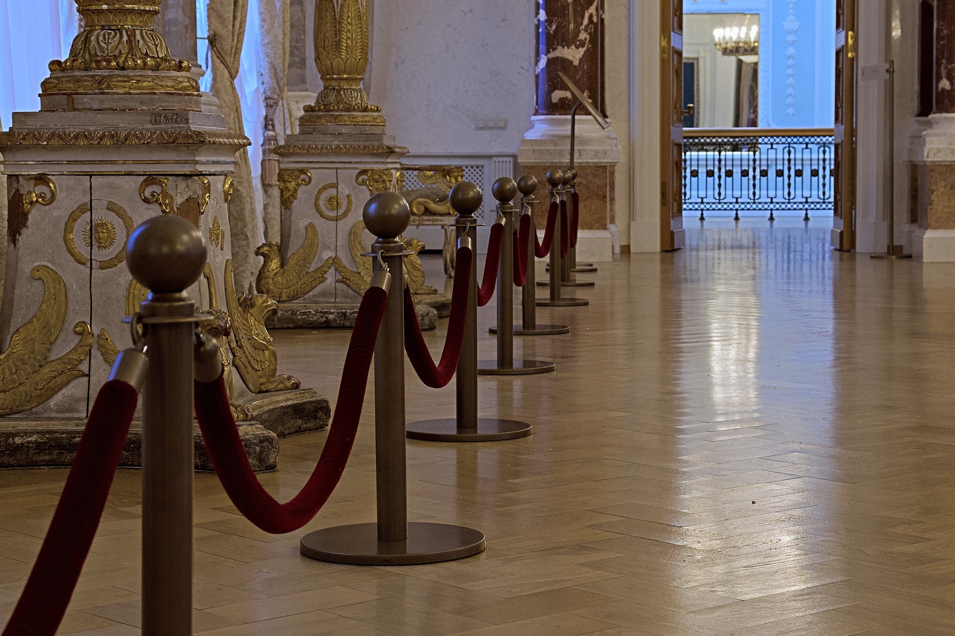 Was wie Marmor scheint, ist hier nicht wirklich Marmor... Die vergoldeten Säulen, Kronleuchter und viele andere Einrichtungsgegenstände jedoch stammen noch original aus der Zeit Katharina der Großen.