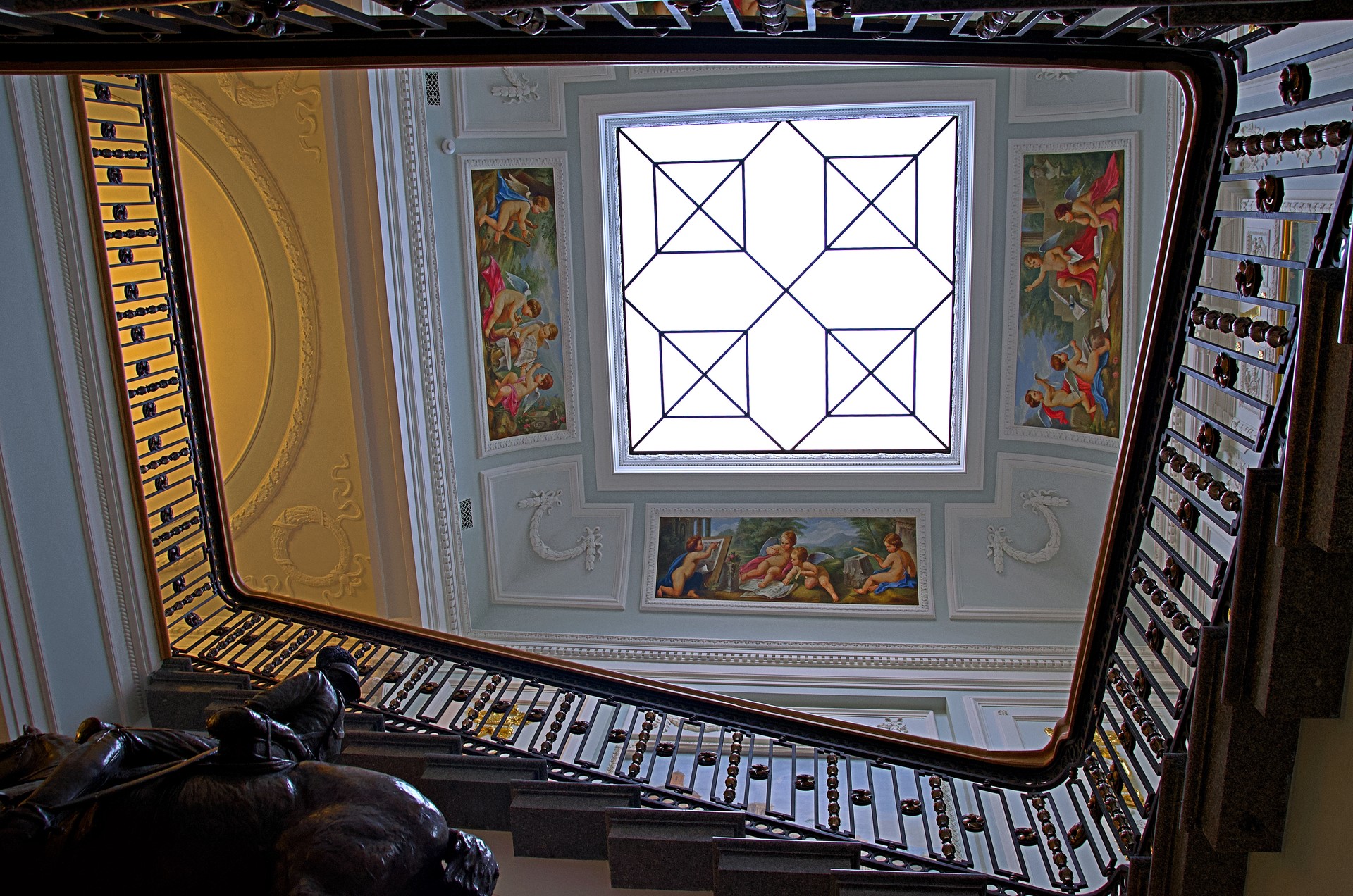 Das Interieur erinnert an den Sankt Petersburger Winterpalast. Schmuckstück des Twerer Palasts ist die Paradetreppe, die direkt vom Eingang zu den zwei wichtigsten Sälen im Obergeschoss führt.